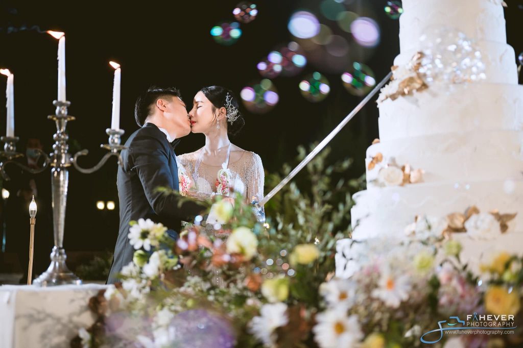 เจ้าบ่าวเจ้าสาวจุมพิต และตัดเค้กที่โพธาลัย แบงค็อก