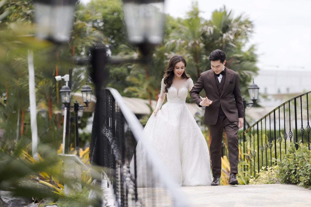 เจ้าบ่าว เจ้าสาวจับมือเคียงคู่อย่างมีความสุข