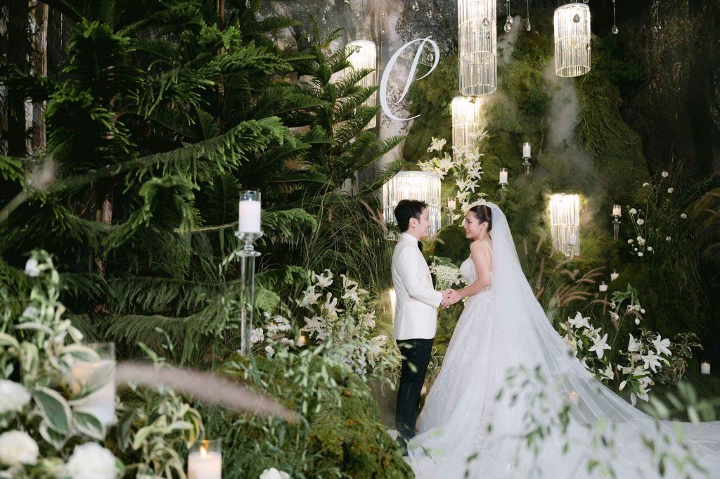 คู่บ่าวสาวในงานแต่งงานธีมธรรมชาติ