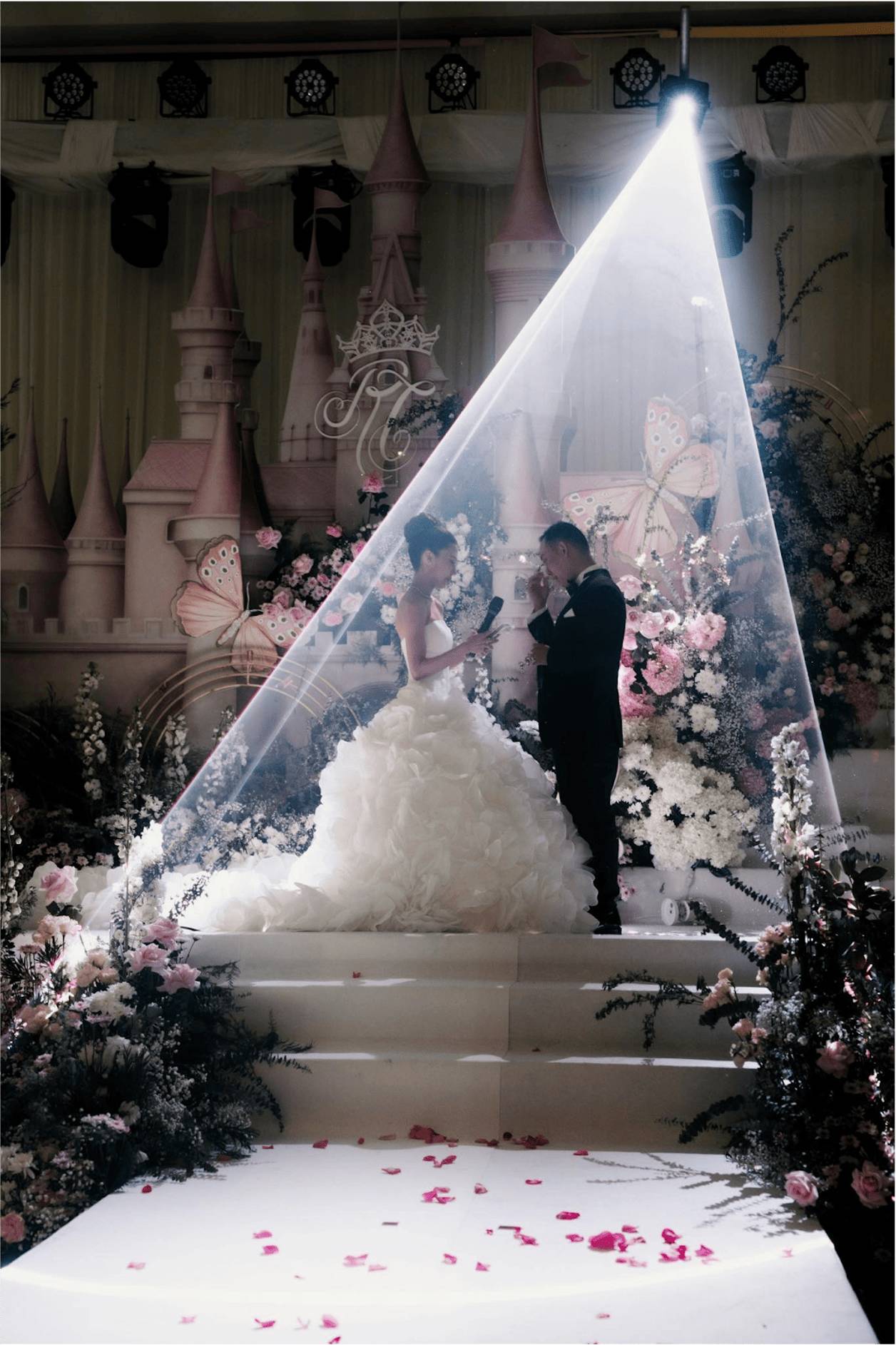 คู่บ่าวสาวพูดความในใจบนเวที