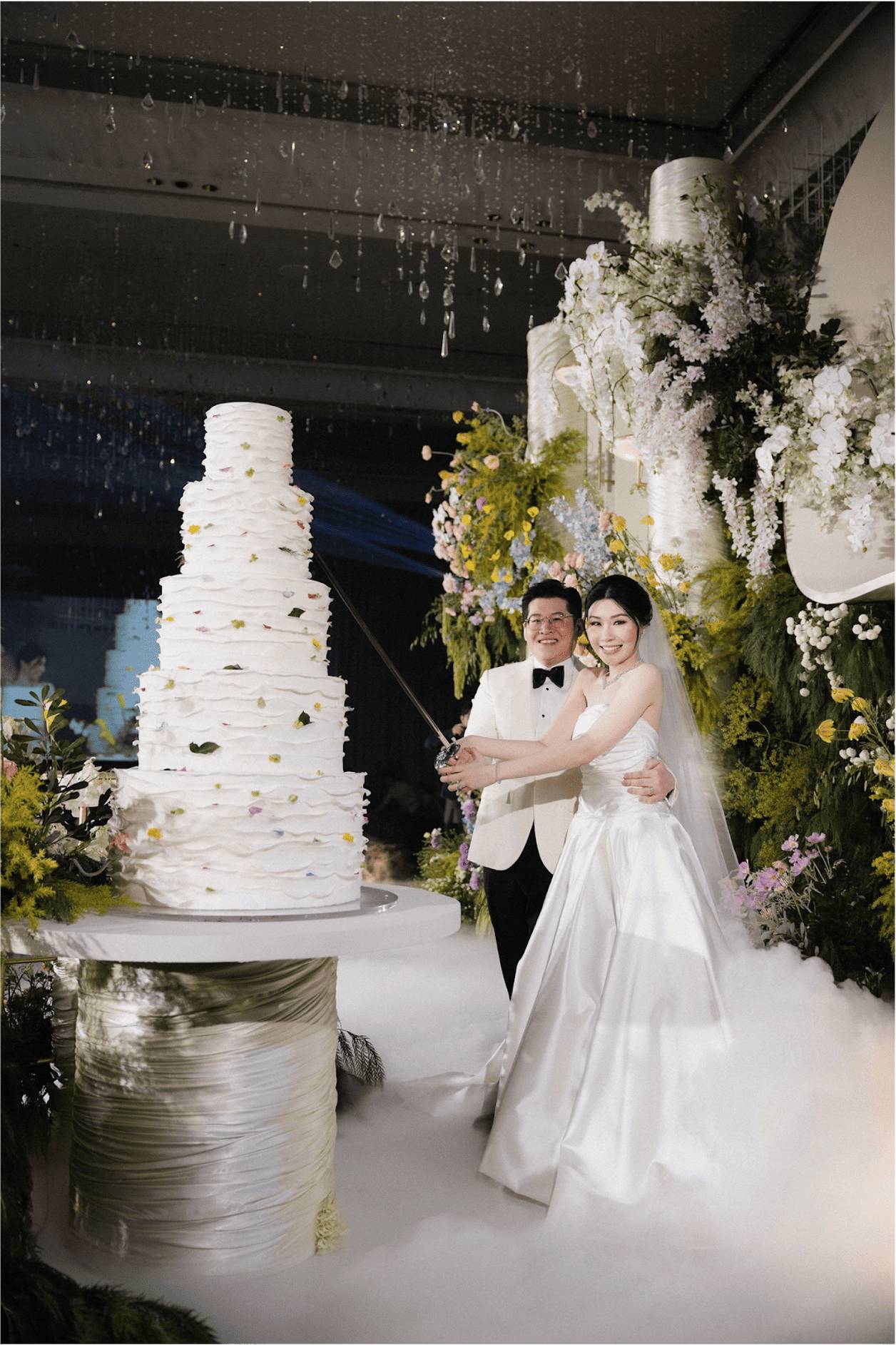 คู่บ่าวสาวตัดเค้กร่วมกัน