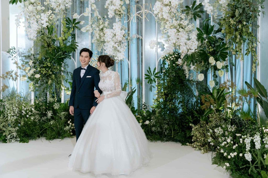 คู่บ่าวสาวในงานแต่งงานธีมธรรมชาติ