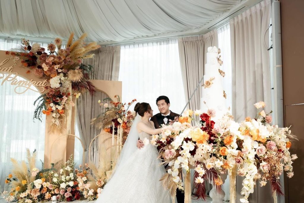 คู่บ่าวสาวร่วมกันตัดเค้ก