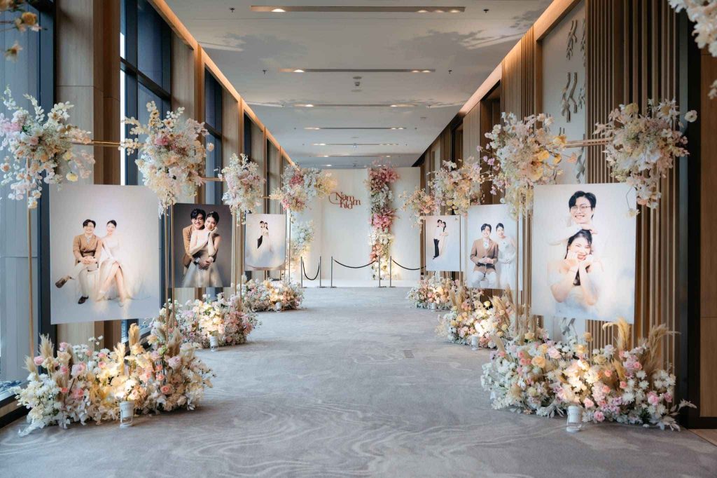 การตกแต่งสถานที่แต่งงานด้วยรูปภาพของคู่บ่าวสาว