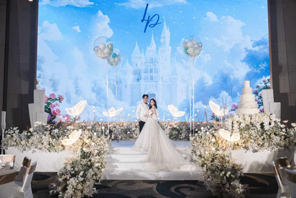 คู่บ่าวสาวบนเวทีงานแต่งงานธีมเจ้าหญิงเจ้าชาย
