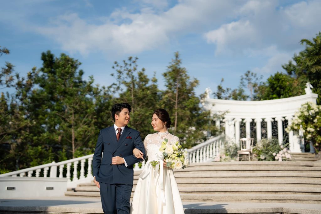 คู่บ่าวสาวใช้เวลาร่วมกันอย่างมีความสุข