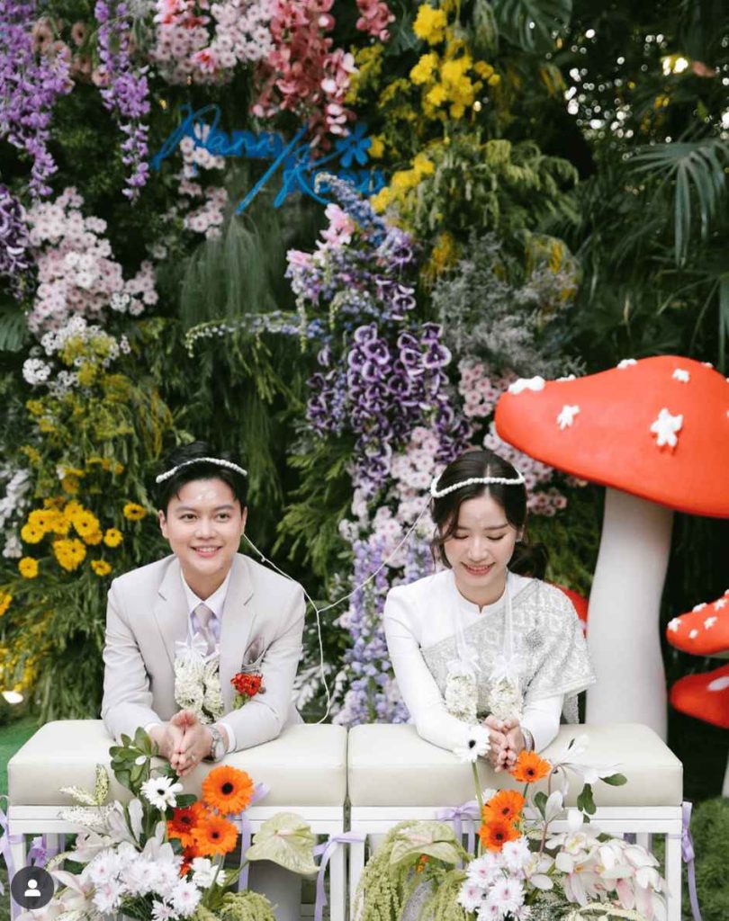 คู่บ่าวสาวในพิธีรดน้ำสังข์