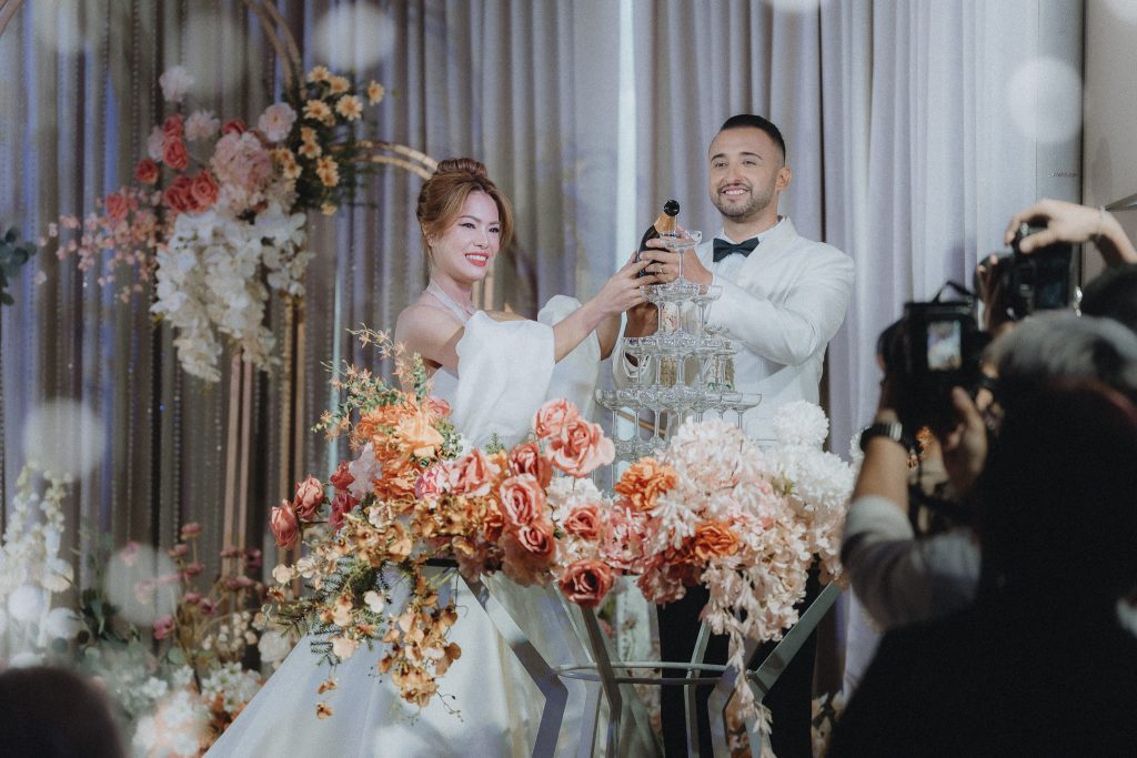 คู่บ่าวสาวร่วมกันรินแชมเปญ