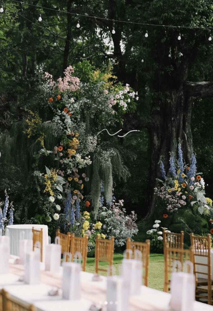 การตกแต่งสถานที่แต่งงานด้วยดอกไม้หลากสีสันในโซน Outdoor