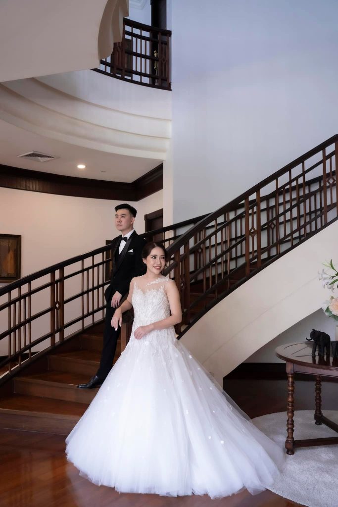 คู่บ่าวสาวในสถานที่จัดงานแต่งงาน