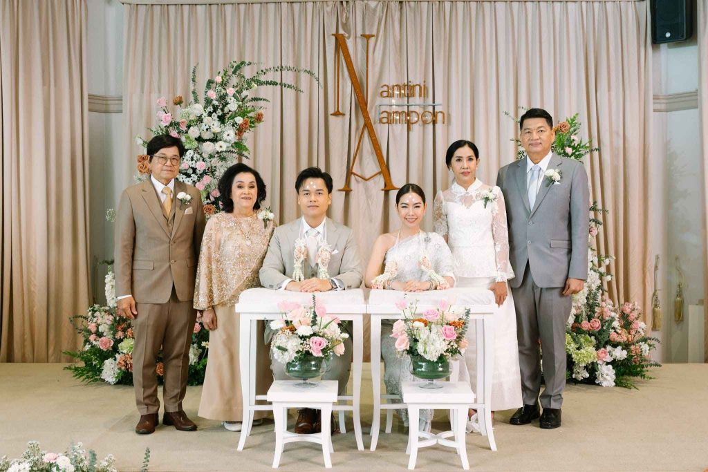 คู่บ่าวสาวและครอบครัวในงานแต่งงานธีมสีเอิร์ธโทน