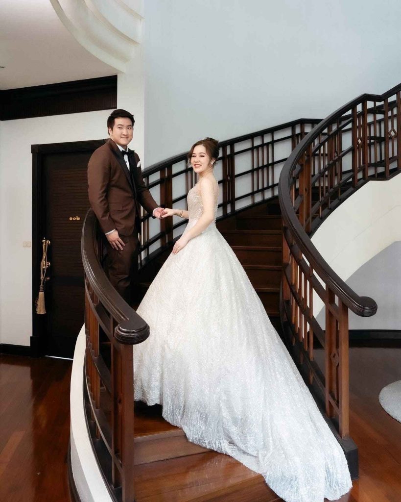 คู่รักในงานแต่งงานธีมสีน้ำตาล