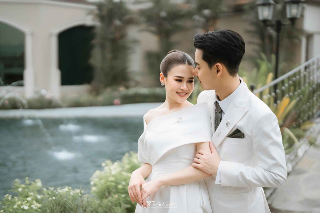 คู่บ่าวสาวอยู่ร่วมกันอย่างมีความสุข