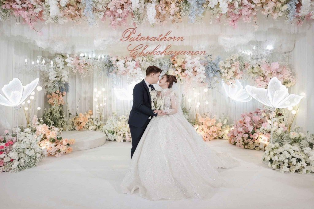 คู่บ่าวสาวในงานแต่งงานธีมสวนดอกไม้