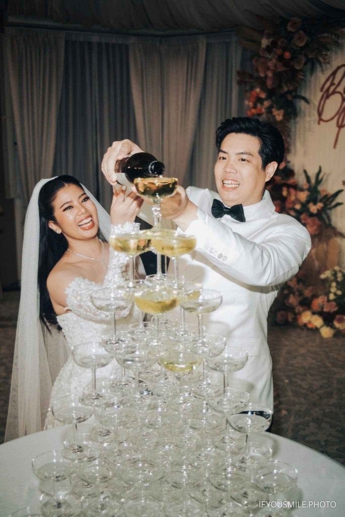 คู่บ่าวสาวร่วมกันรินแชมเปญ