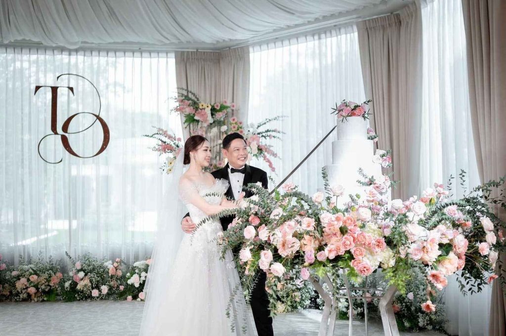 คู่รักตัดเค้กงานแต่งงาน