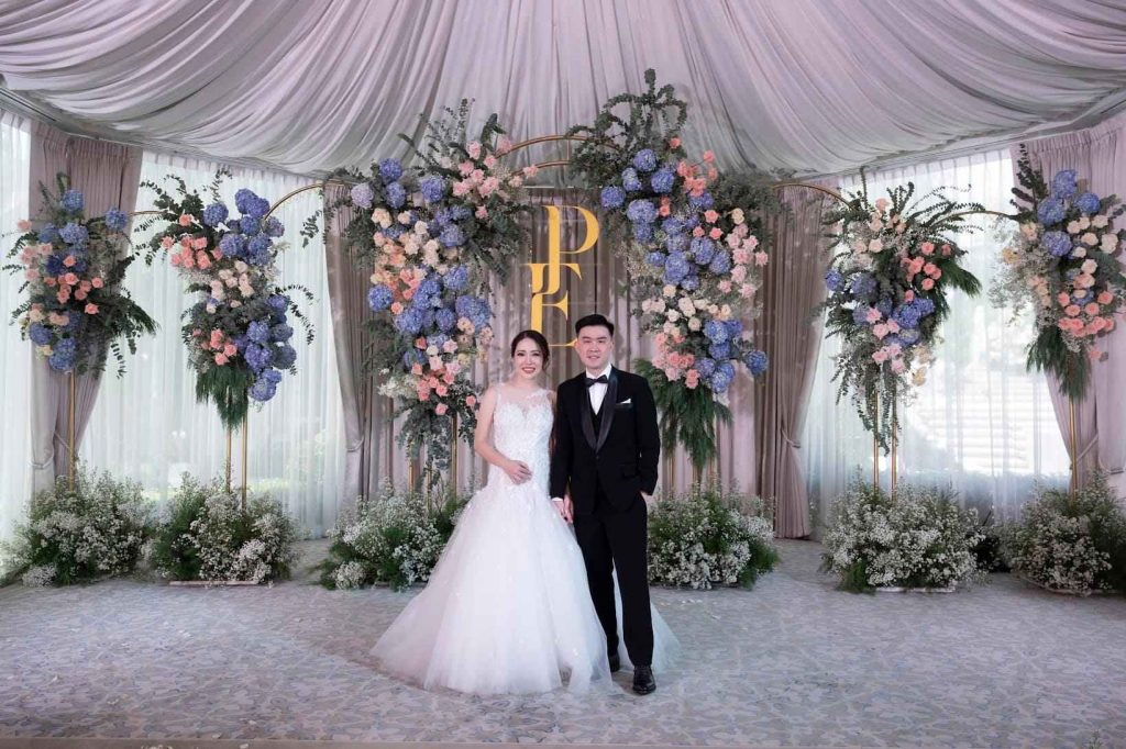 คู่บ่าวสาวในงานแต่งงานสุดโรแมนติก